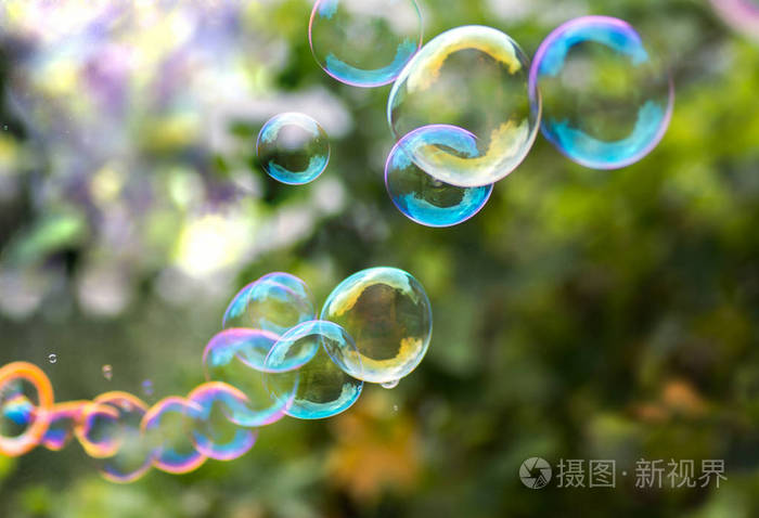 花园里大而漂亮的多色肥皂泡