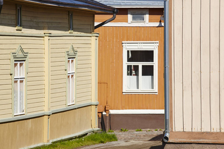 传统的木结构房屋门面劳马镇。芬兰文化遗产