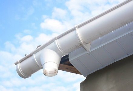 屋顶排水沟维修.雨水沟安装与排水 downspou照片