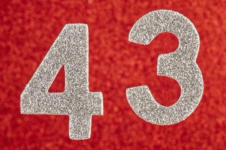 四十三个数字四十三银色在红色背景上的颜色.anniversa照片