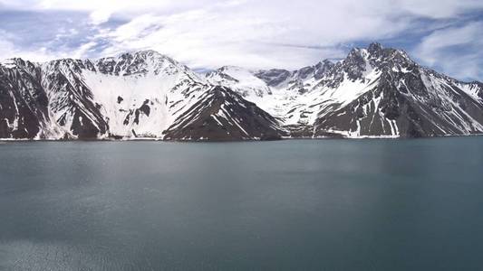 智利圣地亚哥的山雪和泻湖