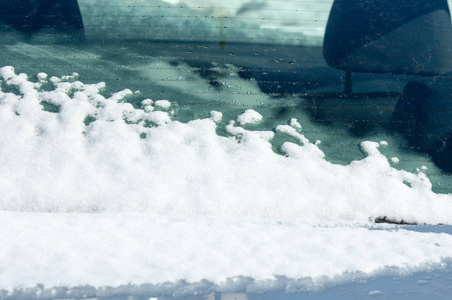 冬季景观。白雪覆盖的车。晴天，霜重..