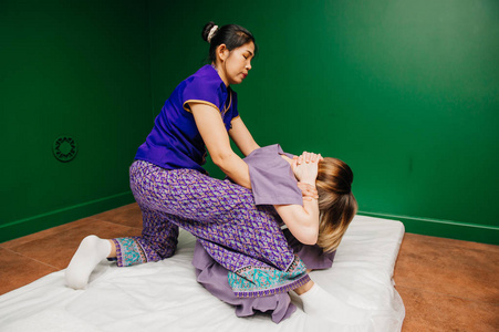 的泰国男按摩师女孩在东方异国情调的礼服制作和演示不同的传统 spa