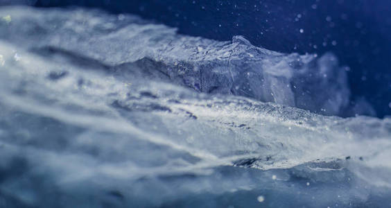 冰的裂缝。西伯利亚冬季，贝加尔湖..