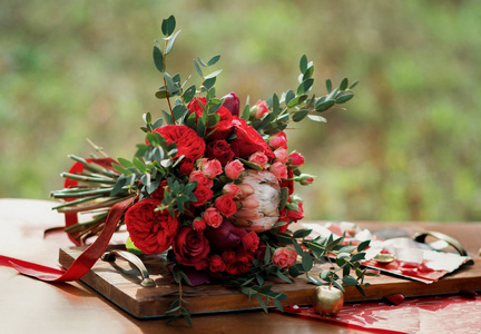 在餐桌上摆着婚礼装饰的红色婚礼花束