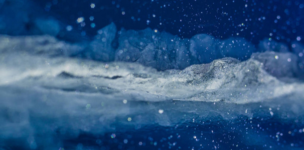 冰的裂缝。 西伯利亚贝加尔湖的冬天。