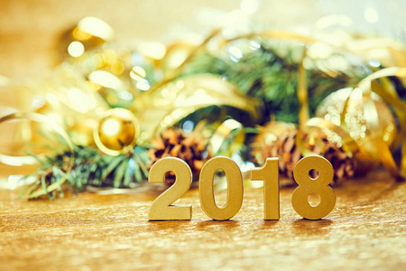 新年装饰数字2018与圣诞装饰木桌