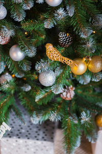 圣诞树装饰特写。金鸟