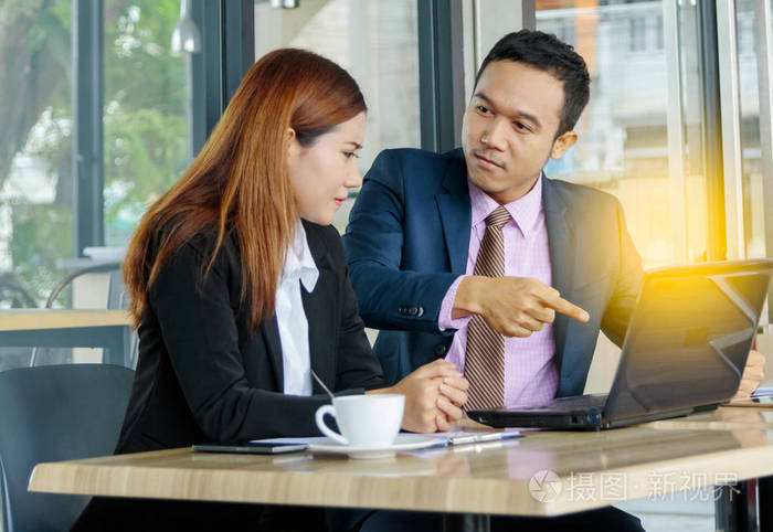 愤怒的老板对员工大喊大叫, 结果不好