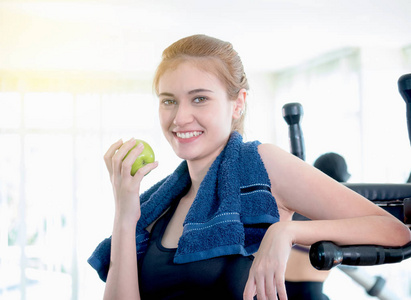 体育健身用毛巾的活跃妇女藏品绿色苹果船尾