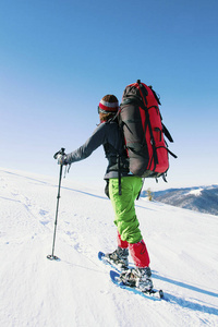 带着背包和帐篷冬季登山活动图片