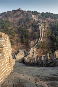 中国的长城是一系列用石头建造的防御工事