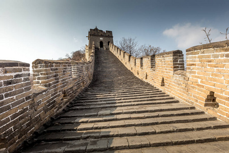 中国的长城是一系列用石头建造的防御工事
