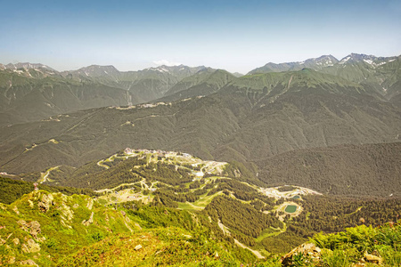 高山风景以滑雪复合体的看法图片