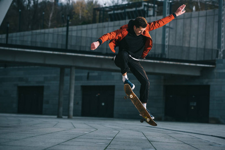 滑板在城市里玩跳跃游戏