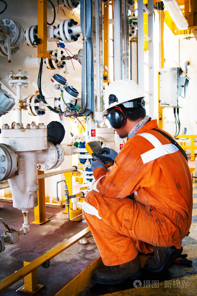 仪器技术员在工作校准或作用检查列弗