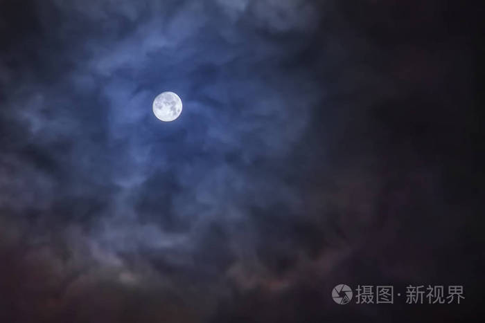 阴云密布的夜空中的满月