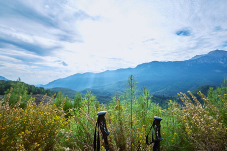 一个美丽的风景高在山与云彩在 a