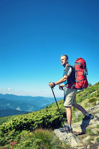 在夏天，背包里山中徒步旅行