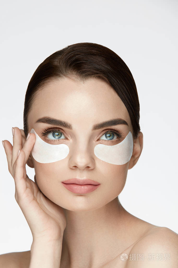 眼睛皮肤美容女性的眼睛护理产品在脸上