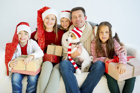 庆祝新年和圣诞节家庭庆祝圣诞节值得崇拜的狗和礼物庆祝圣诞节在家