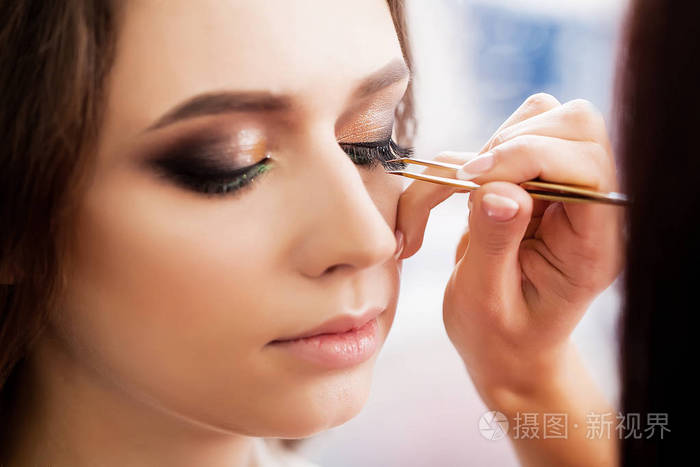 年轻, 漂亮的女孩在一家美容院化妆