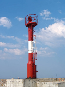 在北到码头的激光对准灯塔。Baltiysk, 加里宁格勒地区