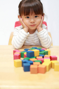 日本女孩玩积木3岁