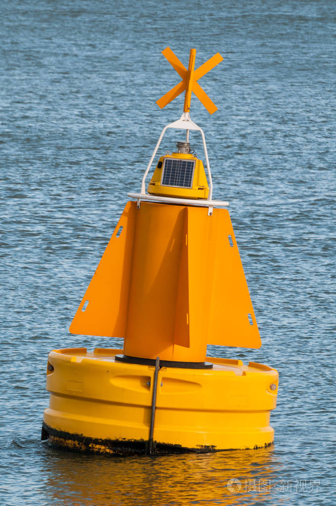 漂浮在水面上的黄色浮标