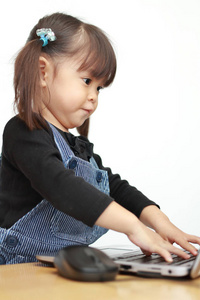 日本女孩使用笔记本电脑3岁
