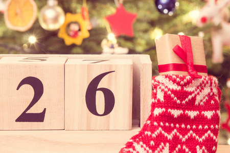 复古相片, 日期12月26日在日历, 礼物在袜子和圣诞树与装饰照片