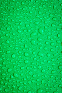 绿色背景上的水滴。