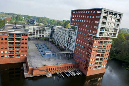 阿姆斯特丹, 荷兰2017年4月08日 运河现代建筑住宅