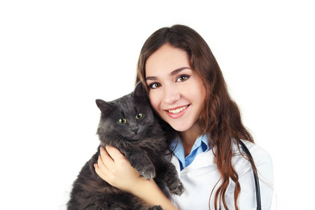 年轻兽医在白色背景上抱着灰猫