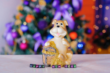 玩具狗在圣诞节装饰品的背景下与题字