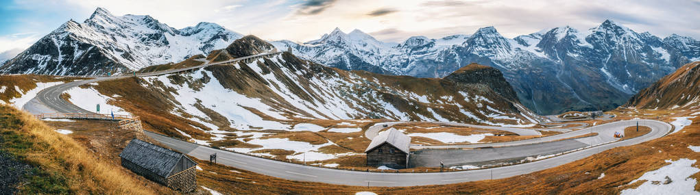 大高高山路在奥地利在日落图片