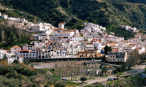 在山上有白色房子的西班牙村庄