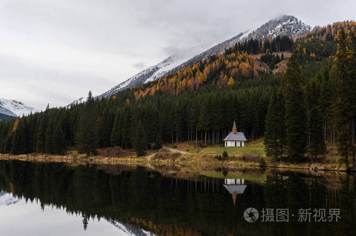 美丽的，小教堂在湖岸的Inging，有着令人惊叹的秋天背景