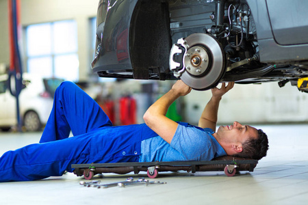 车间的汽车修理工照片