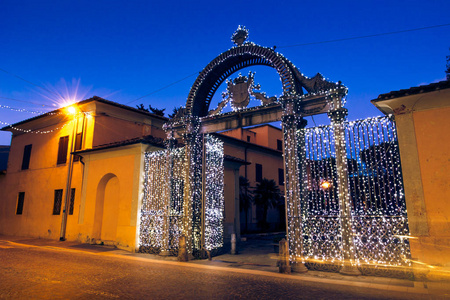 十九世纪四十年代装饰的门在圣诞节时间在 Follonica, 意大利