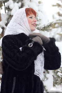冬季森林女孩肖像俄罗斯民间披肩