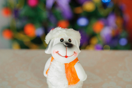 玩具狗是新2018年圣诞树背景下的象征，带来了幸福