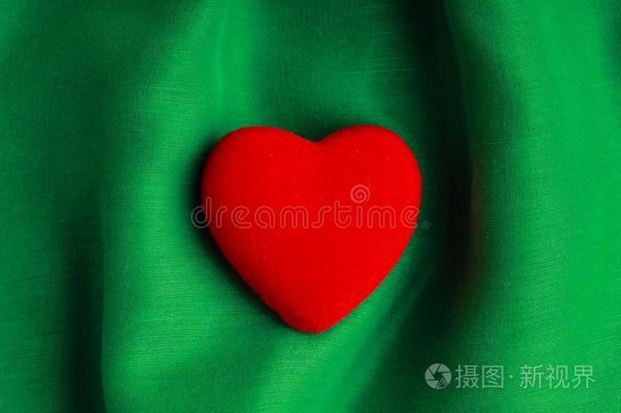 情人节背景。绿褶布红心