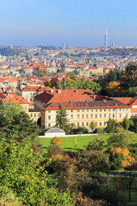 多彩的秋天布拉格城和它的塔楼图片