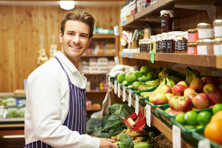 农家店蔬菜柜台男售货员照片
