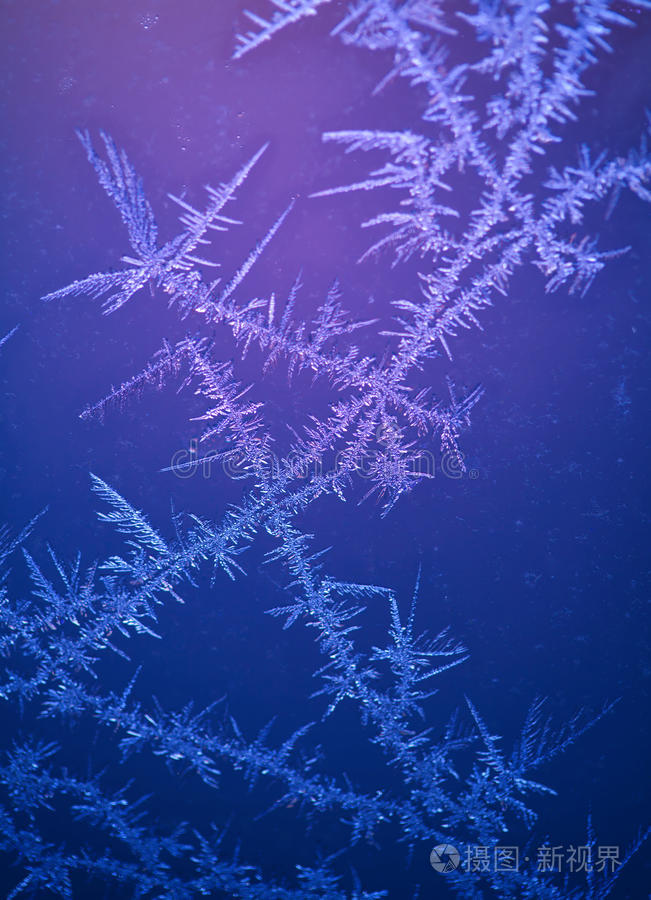 窗上有美丽的霜纹