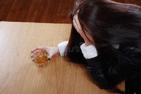 迷人的拉丁忧郁的妇女覆盖她的脸, 她的手在一个孤立的黑色背景失眠