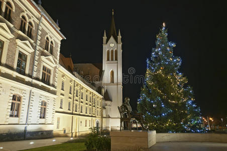 黑色天空教堂塔圣诞树图片