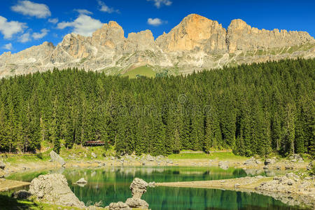 意大利著名的卡雷扎湖和背景白云岩湖
