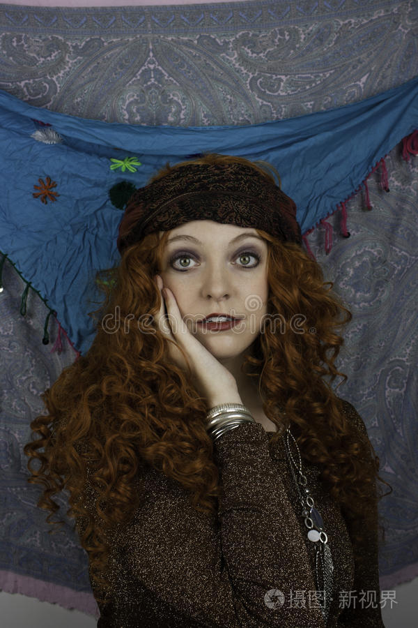 打扮成吉普赛人的漂亮年轻女子